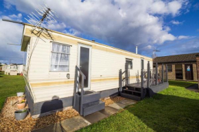 Lovely 4 berth caravan at Beach Estate Caravan Park in Norfolk ref 48086B